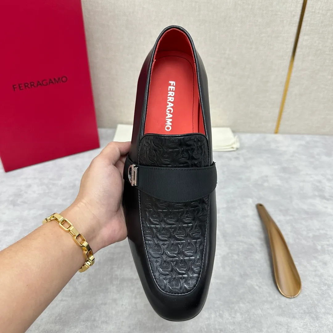 [Ferragamo] Top P: 960💰 Number of yards: 39~44 (38.45.46. Custom-made, non-refundable) Ferragamo** counters synchronize new models of men's loafers that can be worn casually or formally. The classic shape embodies the fashionable charm of formal wear, and the newly designed proportions are more modern. These loafers are made of imported open-edge beaded cowhide/fine calfskin/cow suede material. The upper is decorated with webbing, and the side is privately molded with silver Gancini buckles. The double stitching details add to the fashionable charm. Adopting a special "Original" structure and going through multiple processes, the soles are almost entirely handmade. Unique processing technology demonstrates exquisite craftsmanship. The original privately modeled genuine leather outsole is paired with a personalized rubber backing. It is comfortable, non-slip and wear-resistant. It can be worn as a slip-on. Exquisite hand-stitching. The workmanship is as fine as that of a store. The original color calfskin lining is sweat-absorbent, anti-odor, comfortable and breathable. The heel is also decorated with a rubber patch to perfectly improve the grip performance.